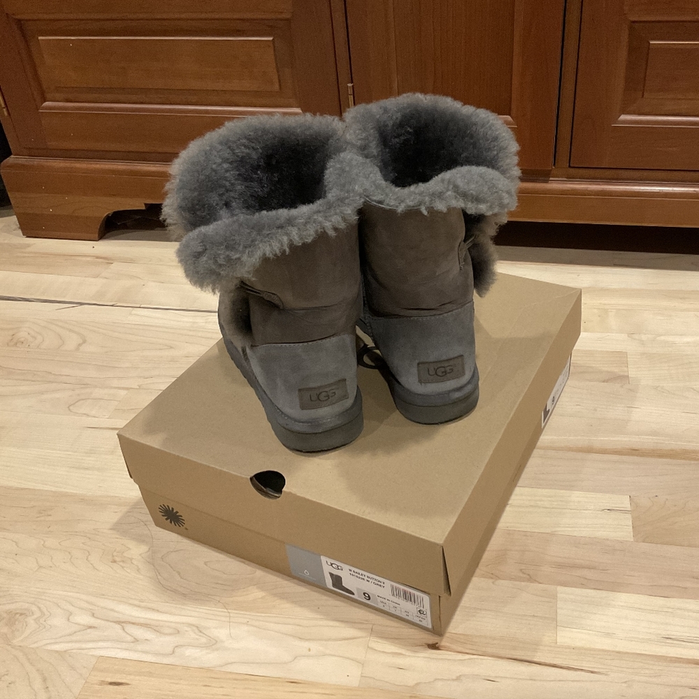 UGG Bailey Button II Grey - Picture 7 of 11